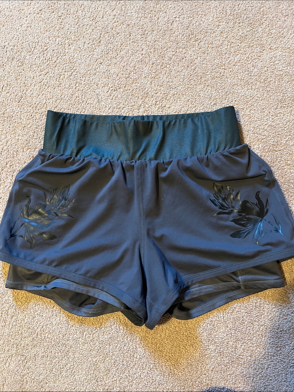 Fabletics Shorts Womens Gray Olesia
Shine Shorts size small